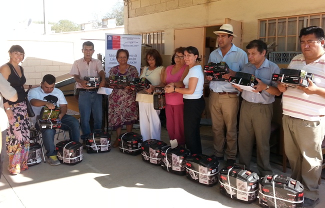 Directora Regional junto a alumnos del Curso de Diseño y Construcción de Horno Solar para la Cocción de Alimentos.