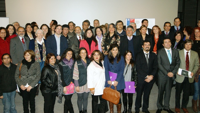 Autoridades junto a representantes de la sociedad civil