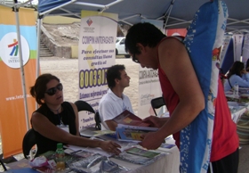 La Coordinadora Regional de Fonadis entregando información