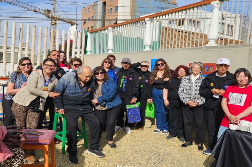 Foto grupal de los participantes en la actividad.