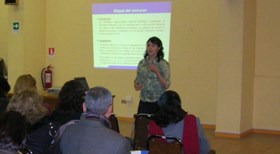 La Coordinadora Regional, Andrea Elgueta realizando la charla.