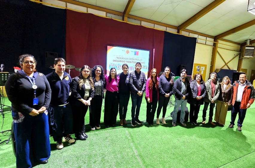 Foto grupal de los participantes en la ceremonia.