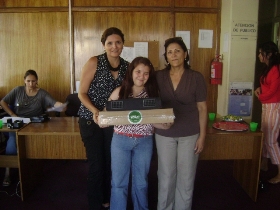 Coordinadora regional, Ximena Arancibia entregando las ayudas técnicas.