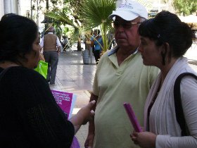 La Coordinadora Regional de Fonadis, Andrea Elgueta entregando material informativo.