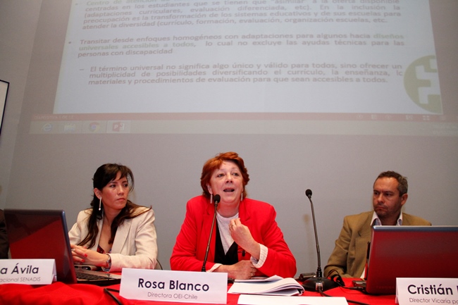 Fotografía de Subdirectora Nacional de SENADIS y Rosa Blanco en el panel de CEDETi 3D