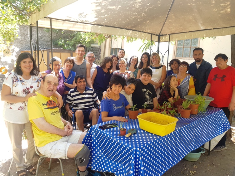 Directora Nacional (s) de Senadis junto a los beneficiarios del Centro Diurno.