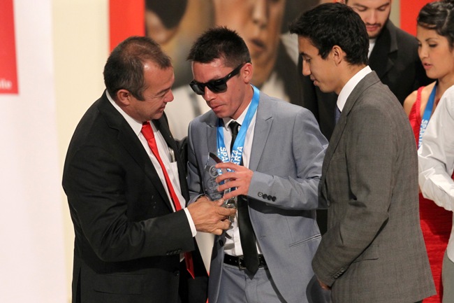 Cristián Valenzuela recibe reconocimiento. Fotografía: Ministerio del Deporte