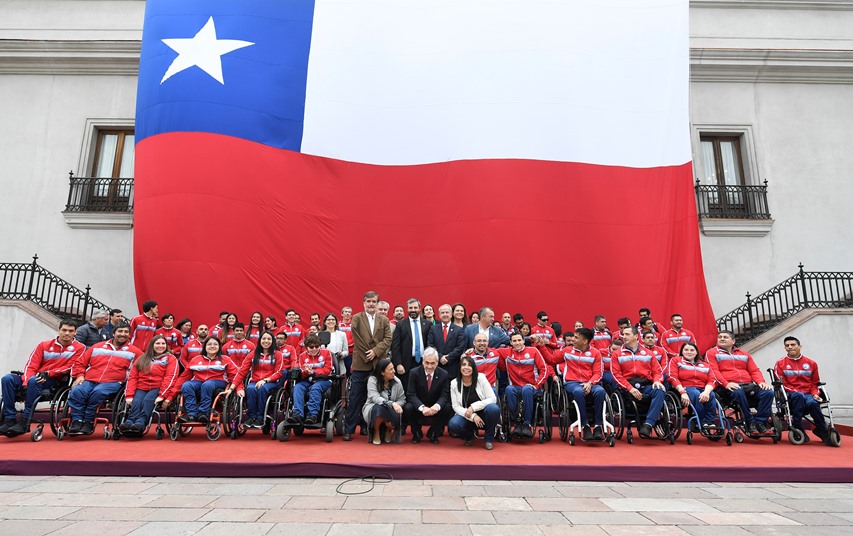 Presidente junto autoridades y deportistas paralímpicos en La Moneda. 