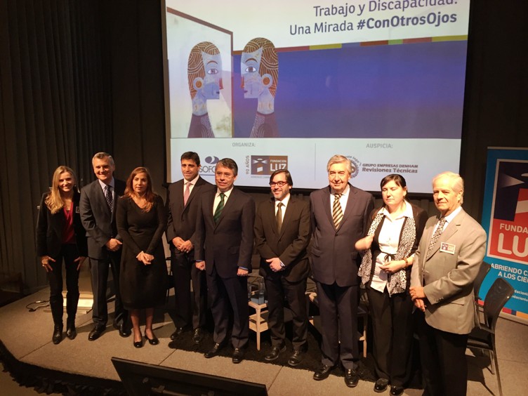 Expositores y autoridades que participaron en el seminario.
