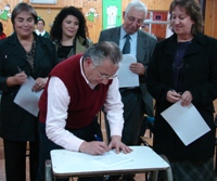 En la fotografía aparece una de las autoridades firmando el acuerdo de cooperación del equipo téc