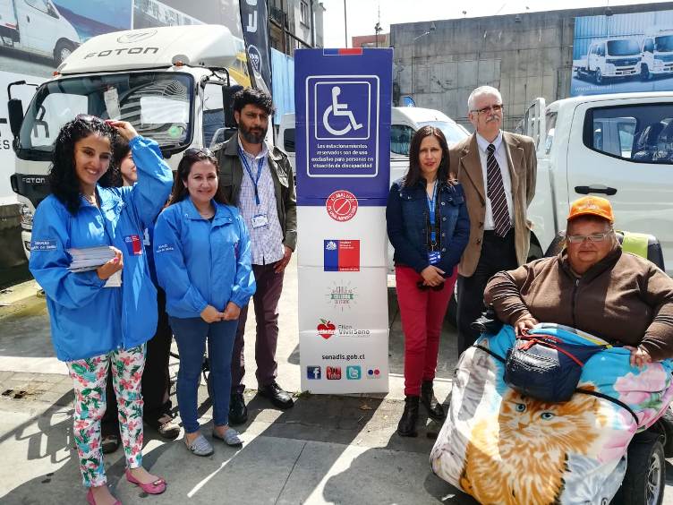 Autoridades junto a las personas que asistieron a la actividad.