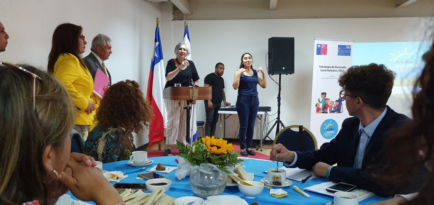 Directora Nacional (s) de SENADIS en Maipú junto a participantes de organizaciones de la comuna.