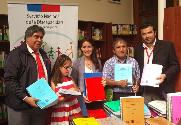 Profesional del Senadis hace entrega de la colección de Papelucho en la Biblioteca Municipal. 