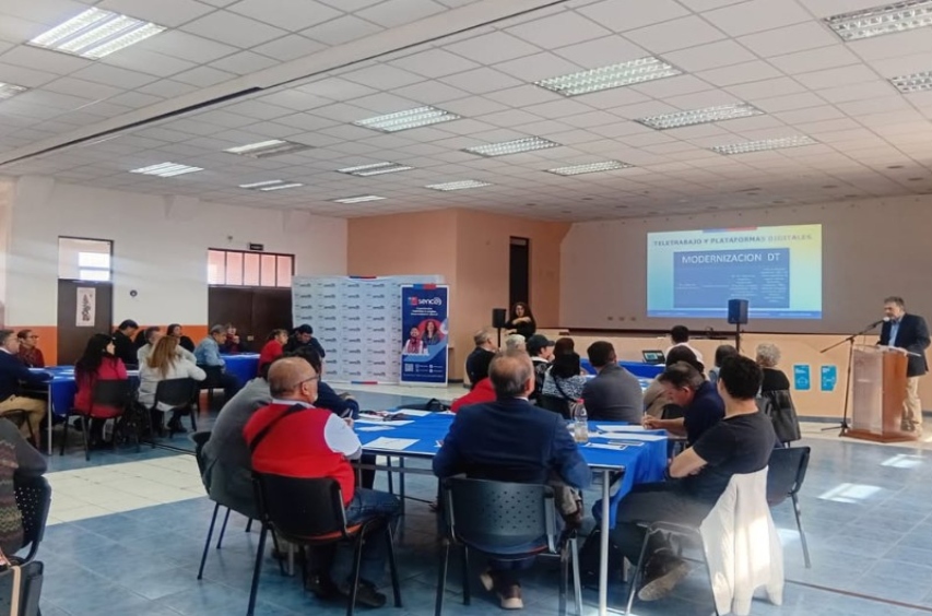 Foto grupal de los participantes en la actividad.