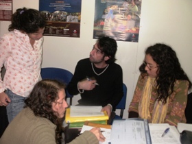 Aparece la Coordinadora Regional, Valeria Ortiz, capacitando a un grupo de ejecutores.