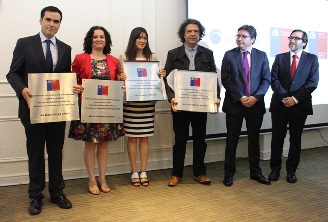 Ministro Barraza y Director Nacional de Senadis junto a representantes de instituciones ganadoras del Sello Chile Inclusivo 2015. 