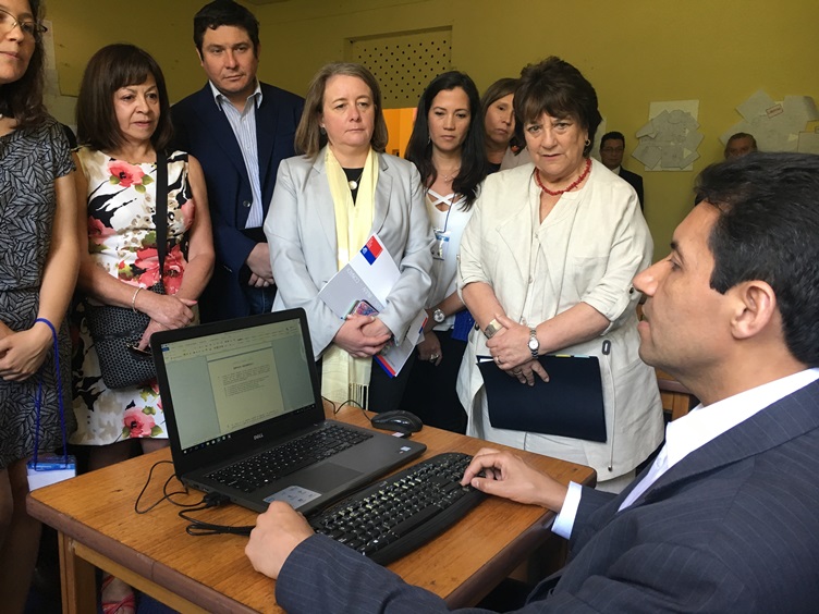 Autoridades conocen el computador con programa lector de pantalla para estudiantes ciegos. 
