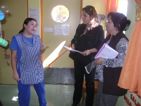 La profesional del Servicio junto a educadoras del jardín infantil Capullito.