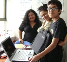 Joel Jiménez recibiendo el notebook