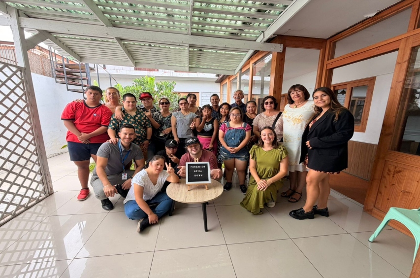 Foto grupal de los participantes en la actividad.