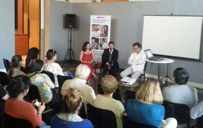 Director Nacional del Senadis junto a Daniela Alburquerque y Pedro Chaná de Cetram en Diálogo Literatura y Discapacidad en Filsa.