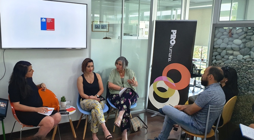 Las panelistas  Cecilia Goldzweig y María José Fuentealba junto a la moderadora Florencia Burgos de PROhumana.