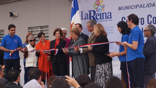 Presidenta Michelle Bachelet, realiza el corte de cinta durante la inauguración.