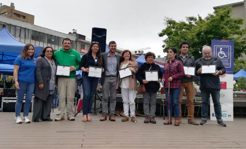 Autoridades junto a las personas que asistieron a la actividad.