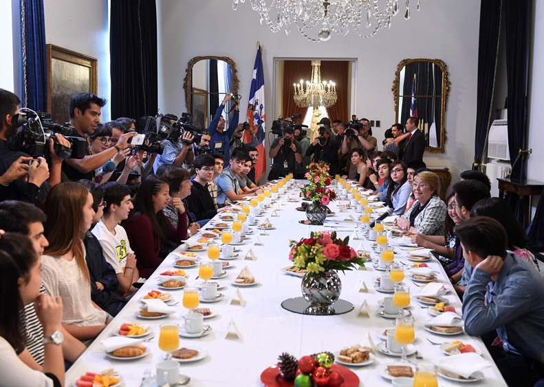 Estudiantes que alcanzaron puntaje nacional se reúnen con la Presidenta Michelle Bachelet. Gentileza: Presidencia