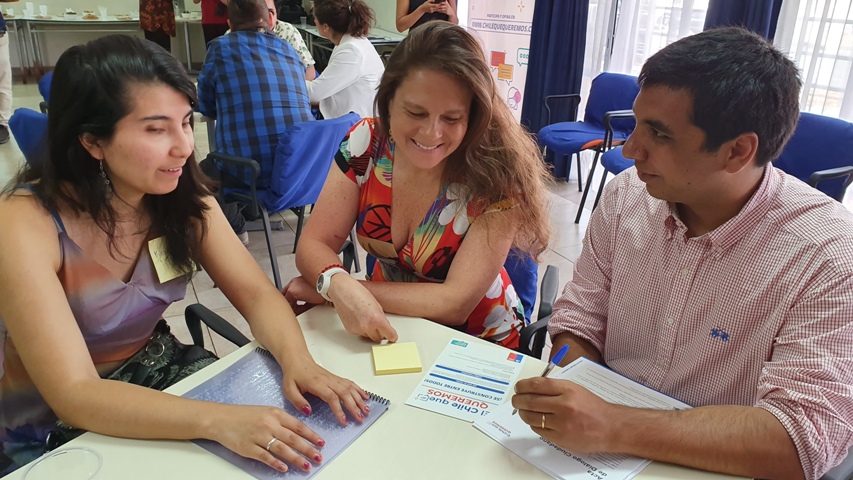 Directora Nacional de Senadis participa en el diálogo ciudadano junto a Karen Quintanilla. 