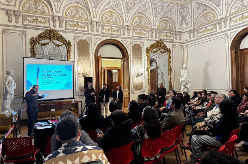 En la imagen aparece el director regional (s) hablando frente a un grupo de personas, a su lado hay un intérprete de lengua de señas