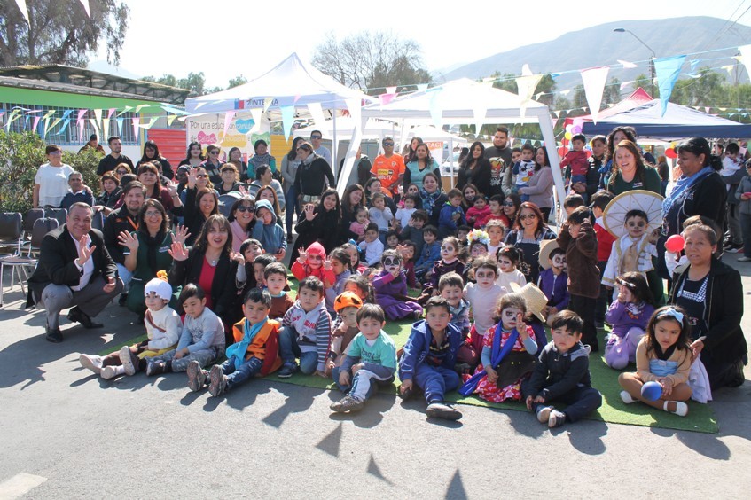 Autoridades junto a la comunidad educativa de los establecimientos beneficiados por la iniciativa.