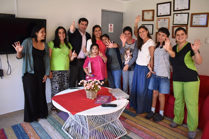 Autoridades junto a personas del Hogar Belén.