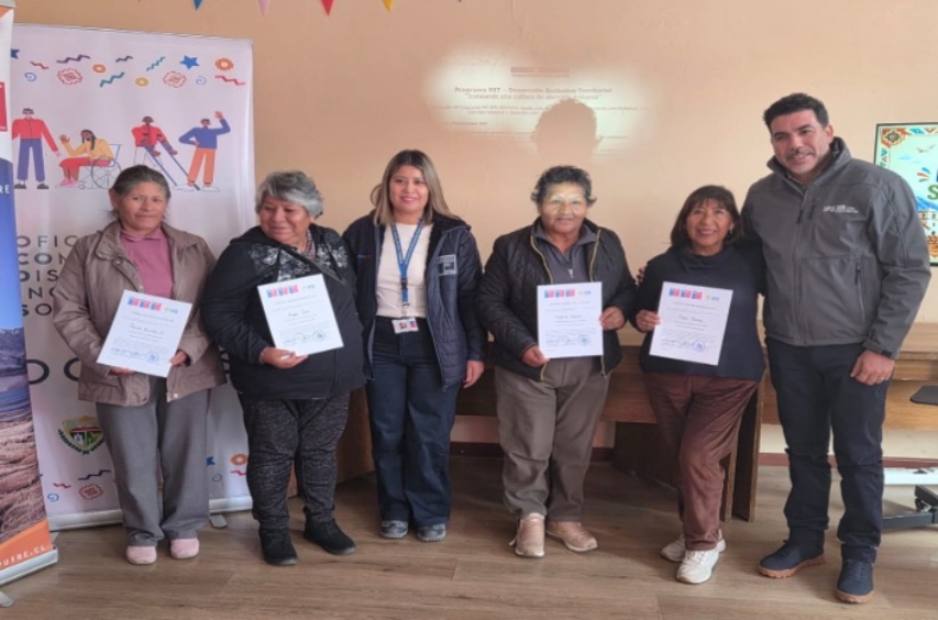 Foto grupal de los participantes en la actividad.