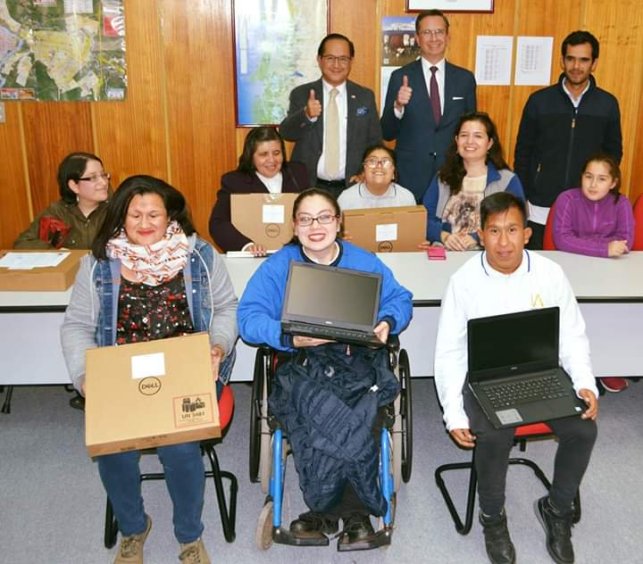 Autoridades junto a las personas beneficiadas.