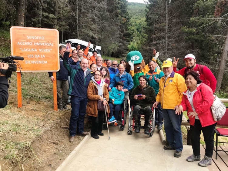 Autoridades junto a las personas que asistieron a la inauguración del segundo tramo  del sendero con acceso universal en la Reserva Coyhaique