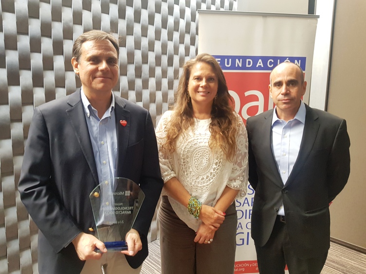 Directora Nacional de Senadis junto a representantes de Teletón y Microsoft.