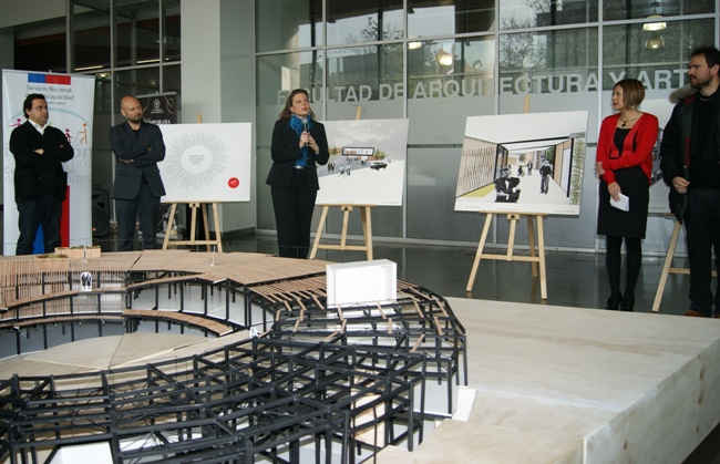 Directora Nacional del Senadis junto a las autoridades asistentes. 