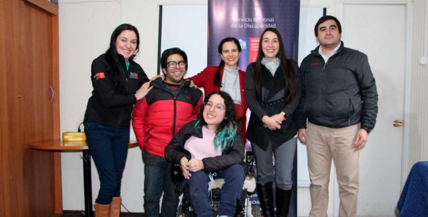 Autoridades junto a estudiantes con discapacidad de la región de Aysén. 