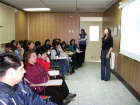 Aparece Soledad Cárdenas realizando su exposición.