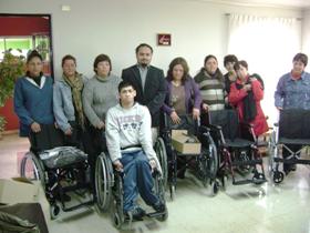 Marcelo Antolín junto a personas con discapacidad de San Clemente que recibieron las ayudas técnicas de emergencia.