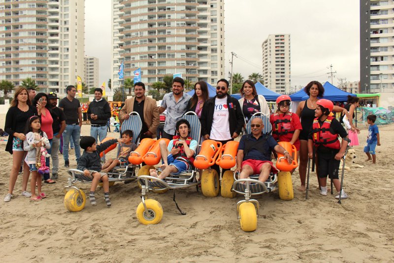 Director Regional junto a los asistentes al lanzamiento del Verano Inclusivo. 