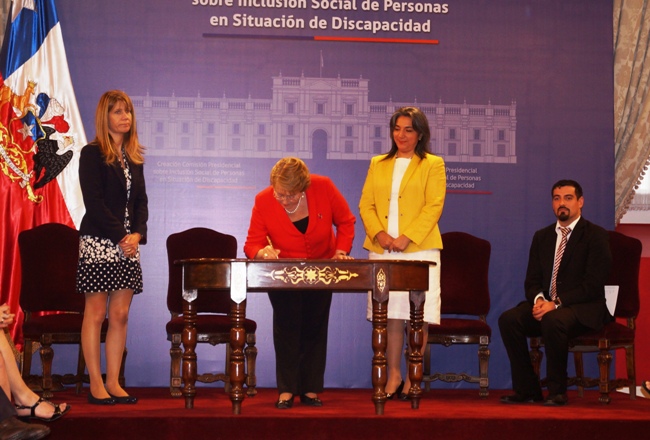 Presidenta Bachelet firma Decreto Supremo que crea la Comisión Asesora Presidencial.