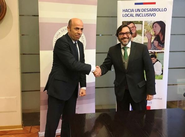 Autoridades tras la firma del convenio.