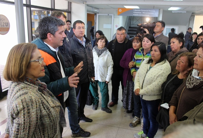 Autoridades reunidos con beneficiados de bono de enseres.