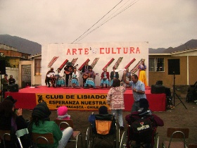 El escenario y público asistentes a la actividad.