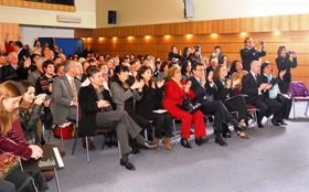 Las autoridades aplauden a los egresados.