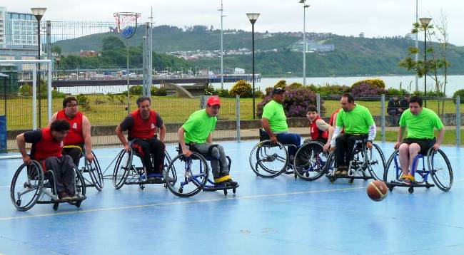 Autoridades protagonizan un partido de basquetbol adaptado