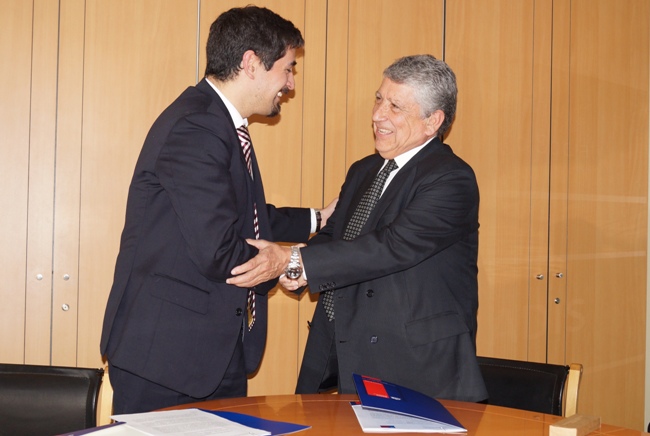 Directores del Senadis y la Biblioteca del Congreso tras la firma del convenio. 