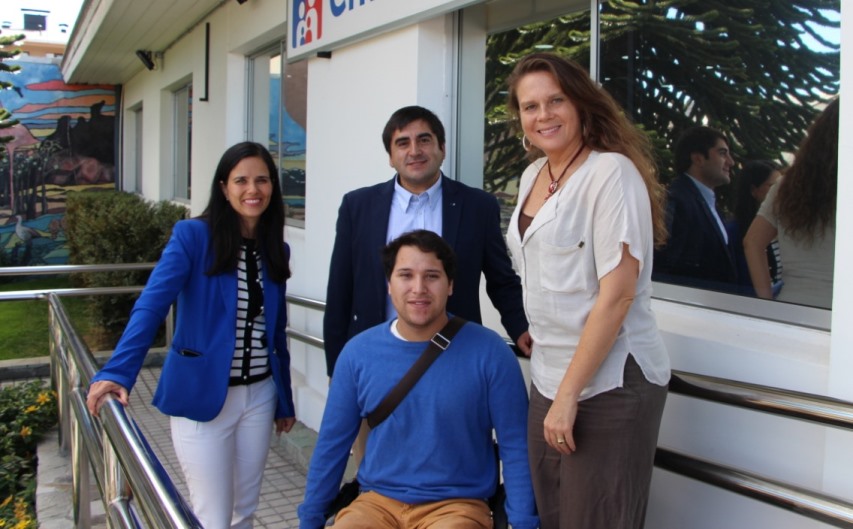 Directora Nacional de SENADIS junto a autoridades regionales y participante en recorrido por medidas de accesibilidad.